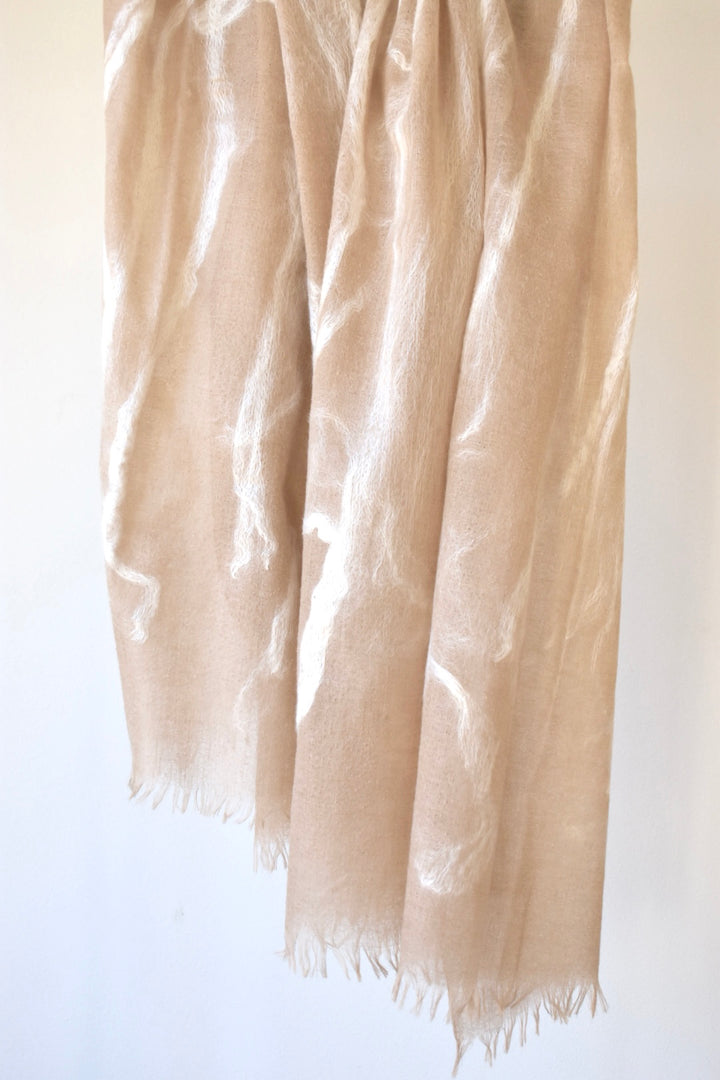 シルクウール　シルクの綿の装飾　本格的な寒さに　needle punch stole beige