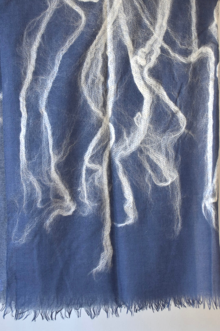 シルクウール　シルクの綿の装飾　本格的な寒さに　needle punch stole navy