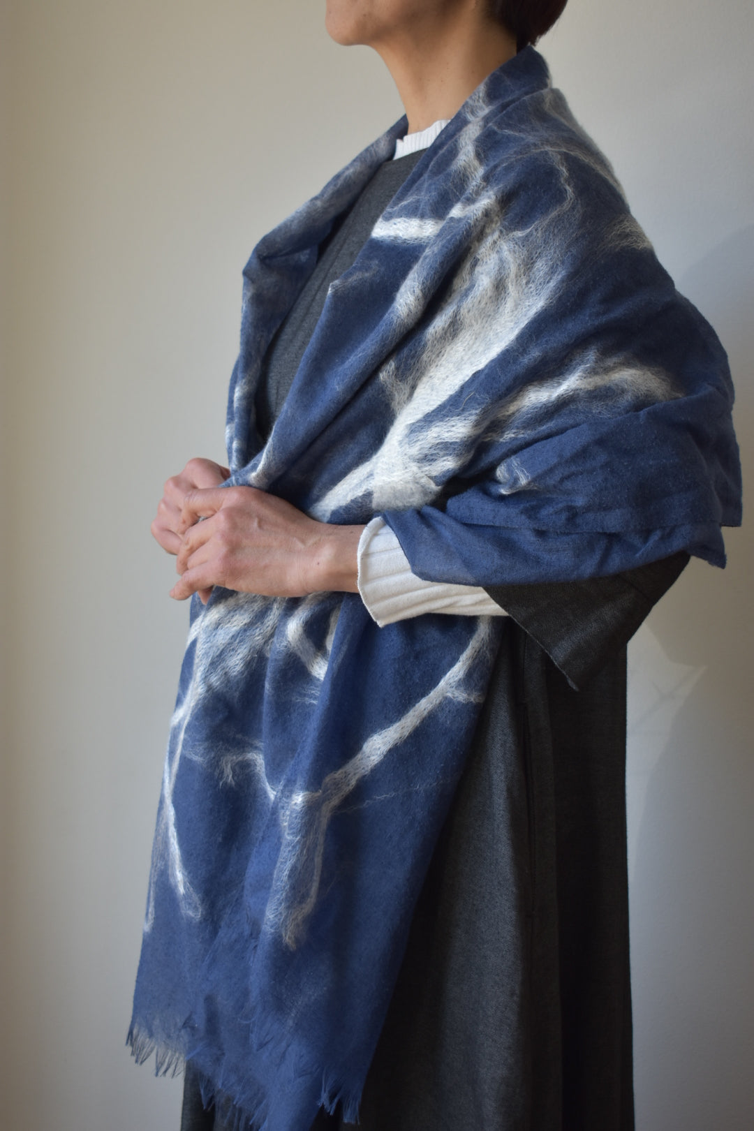 シルクウール　シルクの綿の装飾　本格的な寒さに　needle punch stole navy