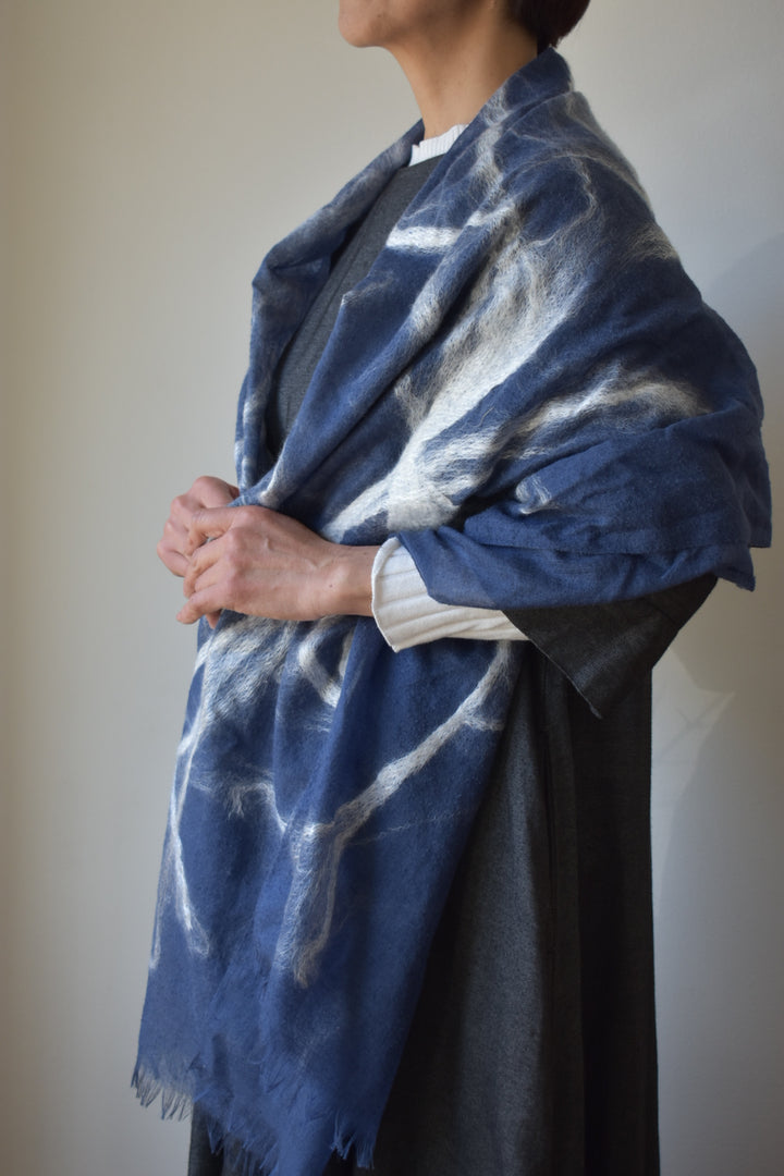 シルクウール　シルクの綿の装飾　本格的な寒さに　needle punch stole navy