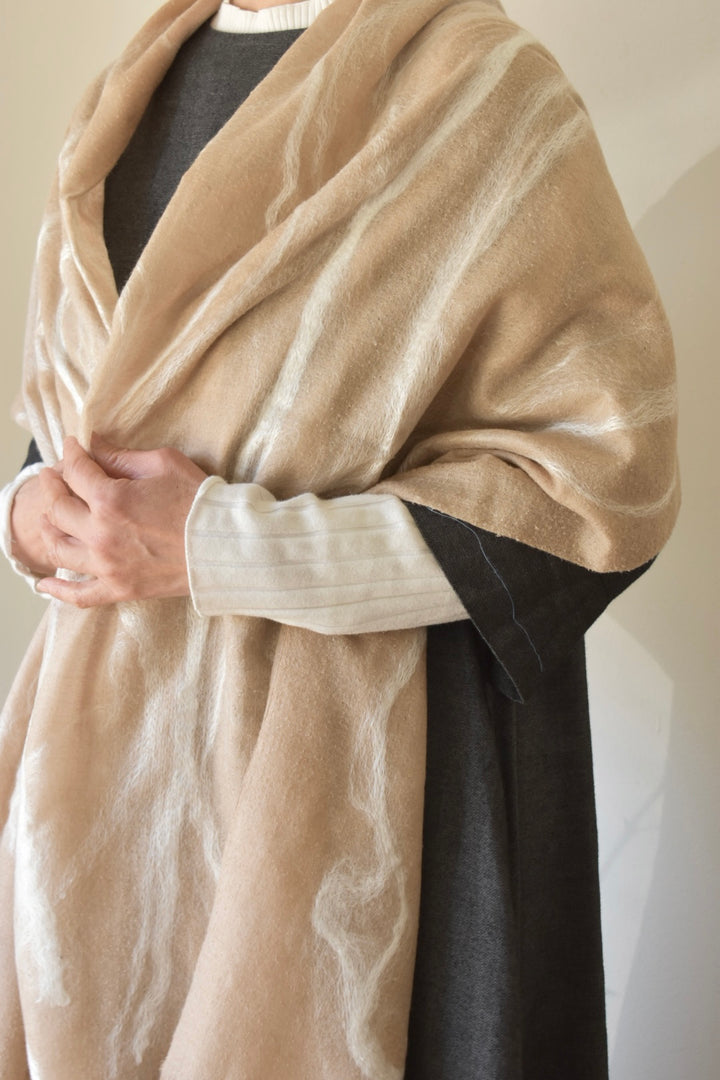 シルクウール　シルクの綿の装飾　本格的な寒さに　needle punch stole beige
