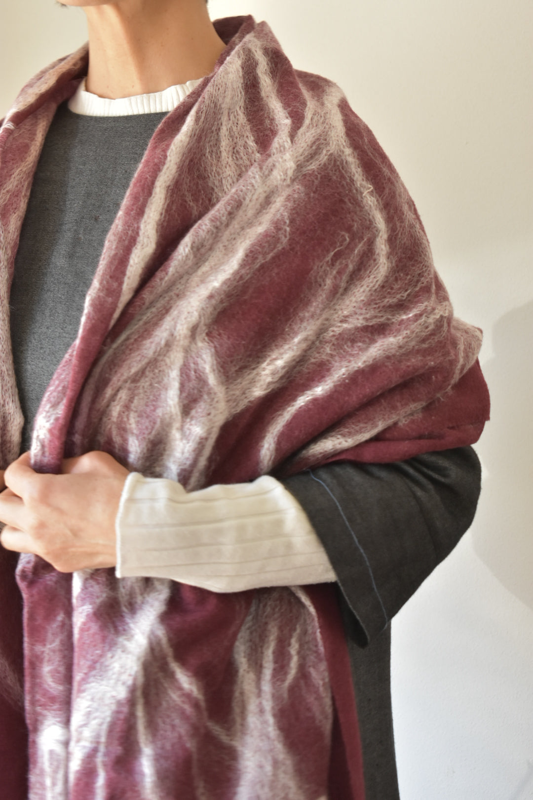シルクウール　シルクの綿の装飾　本格的な寒さに　needle punch stole wine