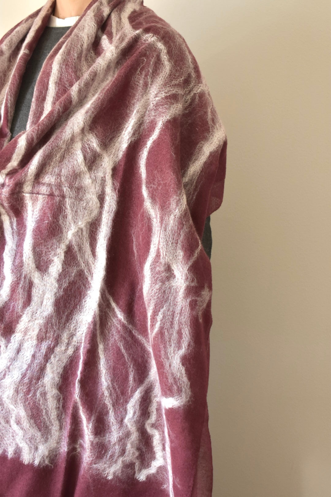 シルクウール　シルクの綿の装飾　本格的な寒さに　needle punch stole wine