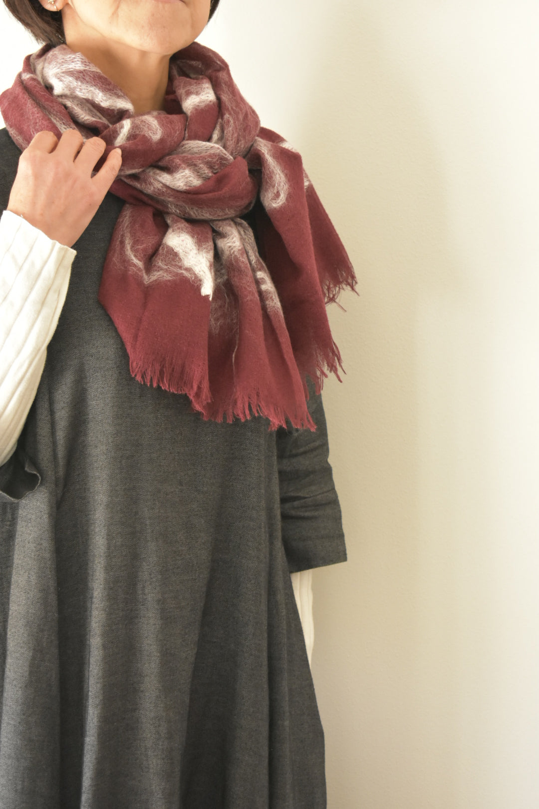 シルクウール　シルクの綿の装飾　本格的な寒さに　needle punch stole wine