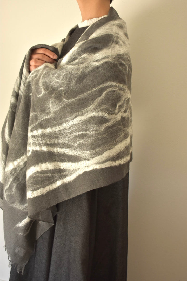 シルクウール　シルクの綿の装飾　本格的な寒さに　needle punch stole black