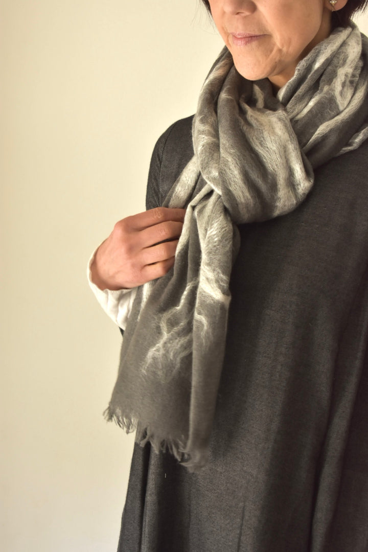 シルクウール　シルクの綿の装飾　本格的な寒さに　needle punch stole black