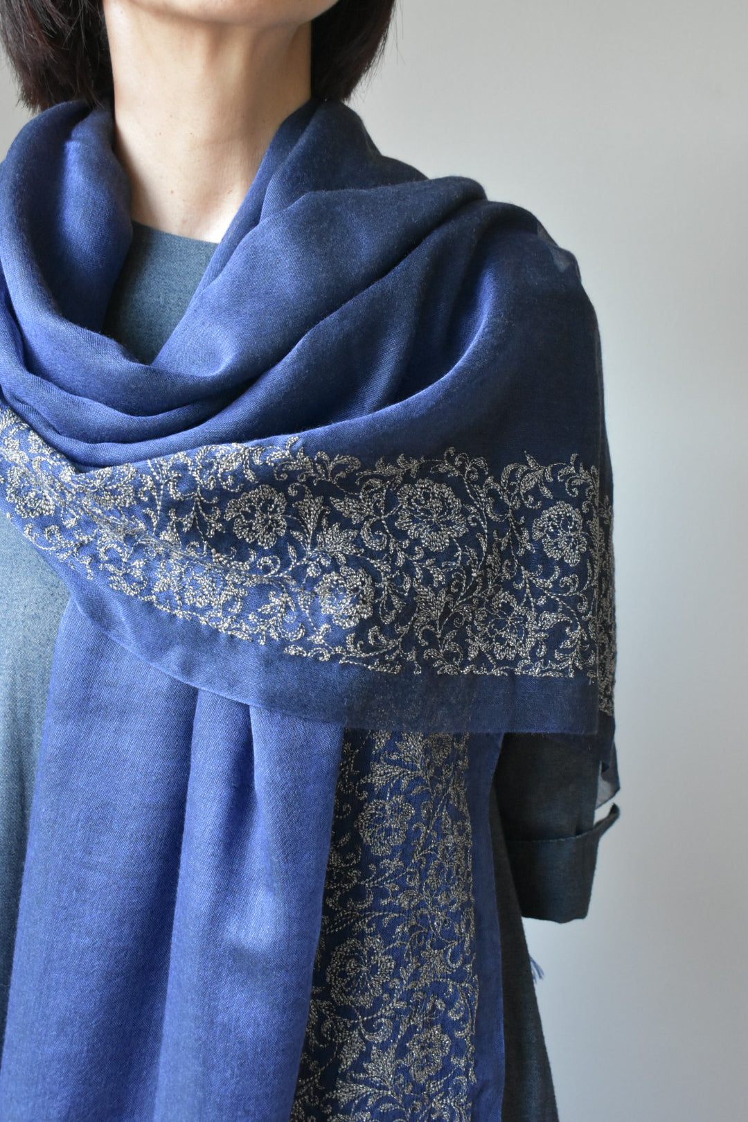 シルクカシミヤ　刺繍ストール　25秋冬新作　Embroidery stole blue