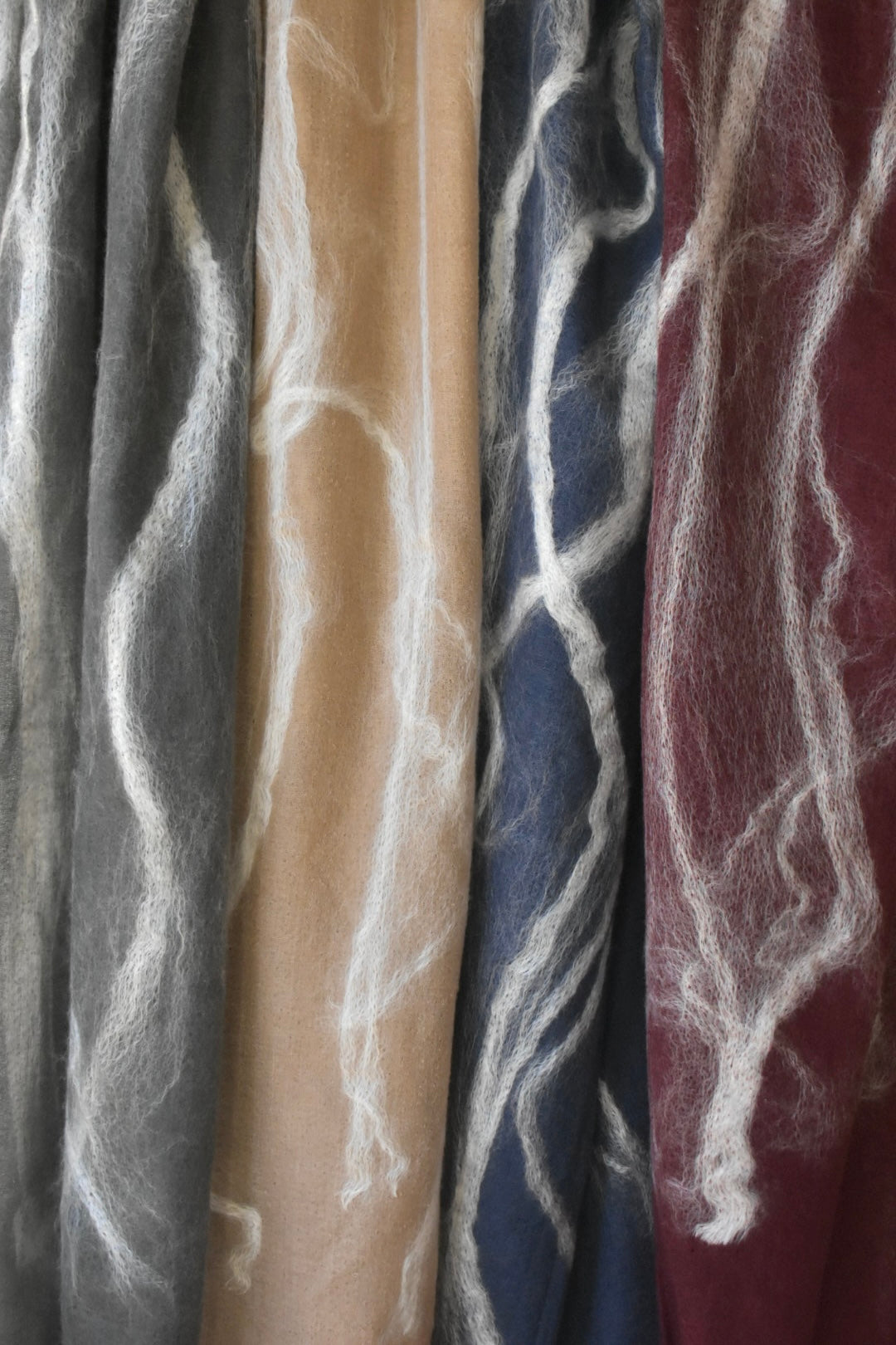 シルクウール　シルクの綿の装飾　本格的な寒さに　needle punch stole navy