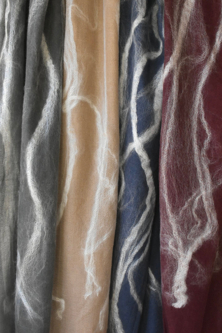 シルクウール　シルクの綿の装飾　本格的な寒さに　needle punch stole navy