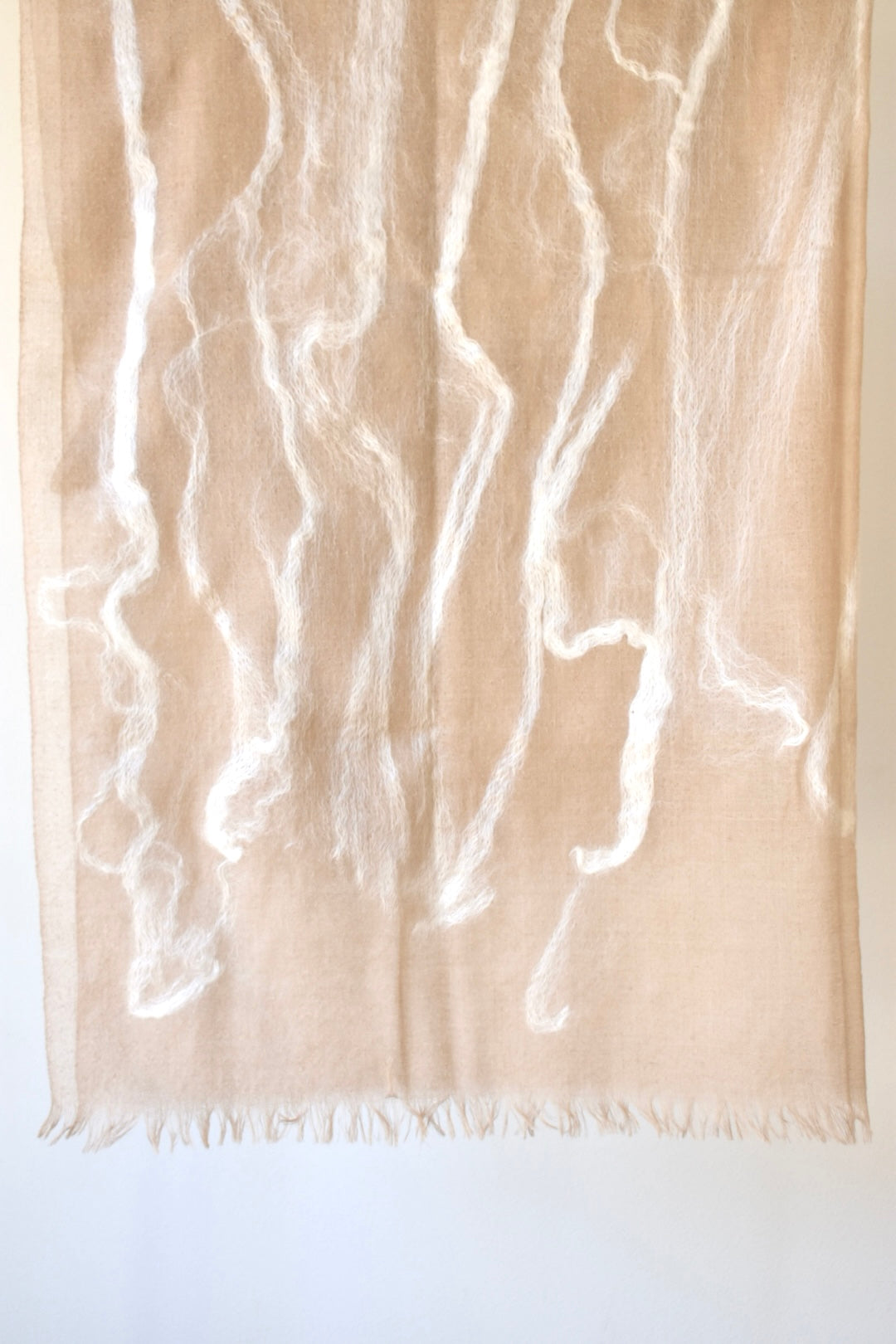 シルクウール　シルクの綿の装飾　本格的な寒さに　needle punch stole beige