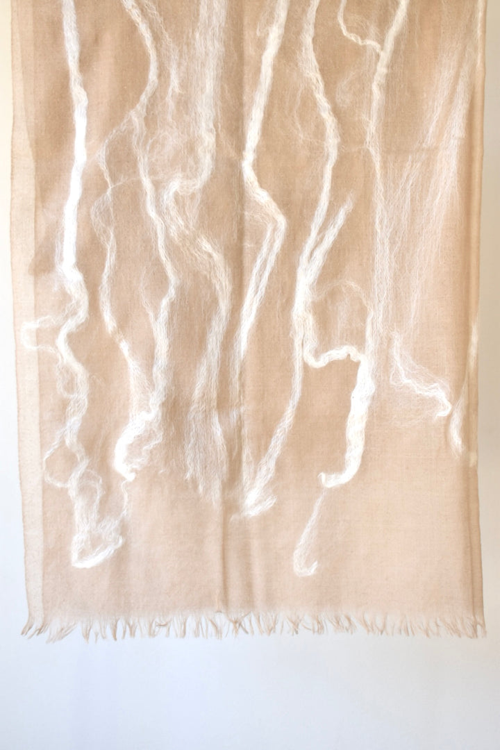 シルクウール　シルクの綿の装飾　本格的な寒さに　needle punch stole beige