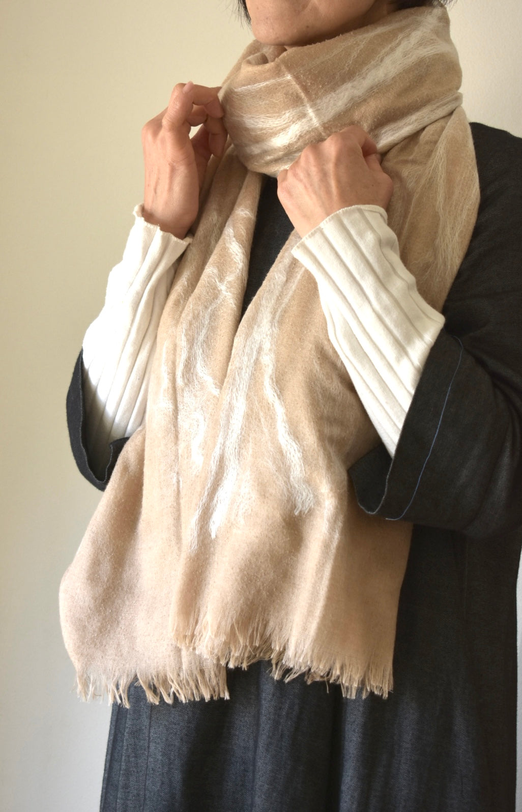 シルクウール　シルクの綿の装飾　本格的な寒さに　needle punch stole beige