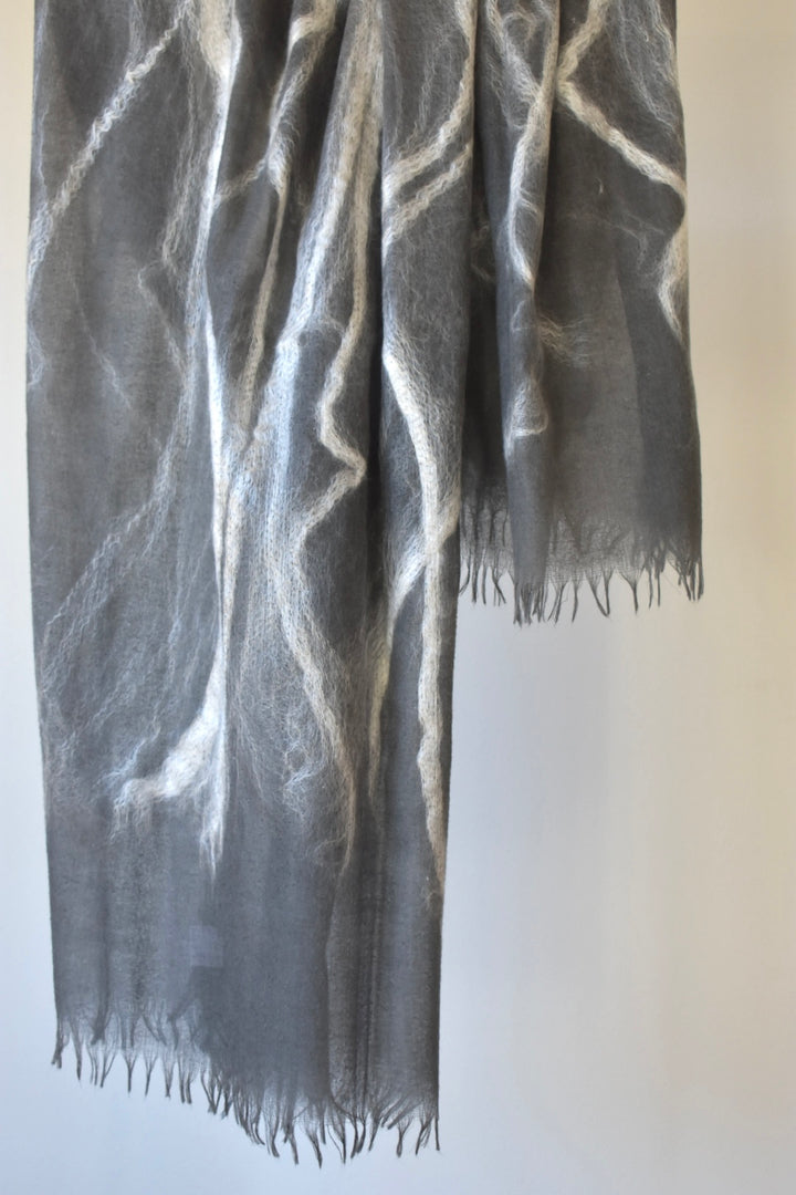 シルクウール　シルクの綿の装飾　本格的な寒さに　needle punch stole black