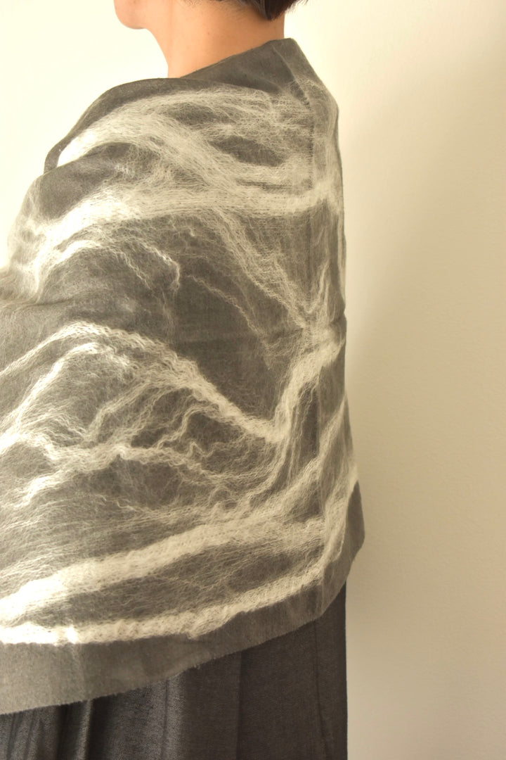 シルクウール　シルクの綿の装飾　本格的な寒さに　needle punch stole black