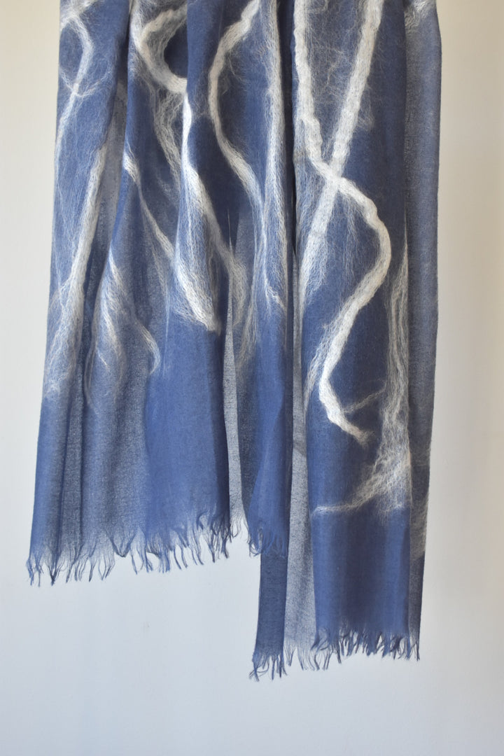 シルクウール　シルクの綿の装飾　本格的な寒さに　needle punch stole navy