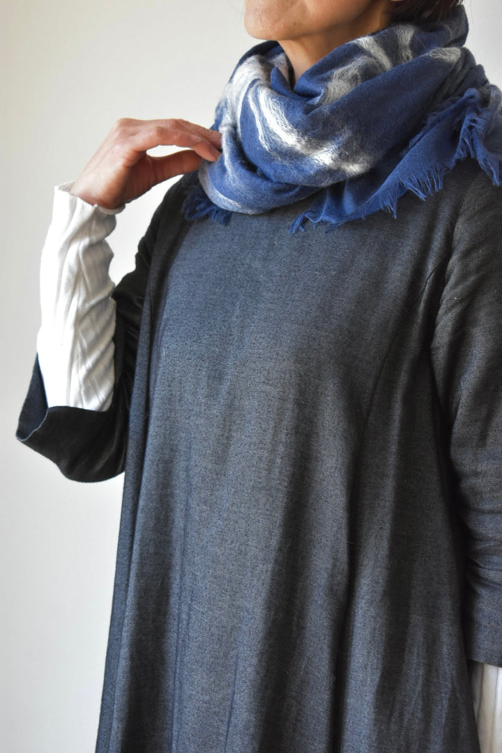 シルクウール　シルクの綿の装飾　本格的な寒さに　needle punch stole navy