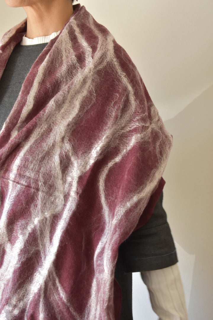 シルクウール　シルクの綿の装飾　本格的な寒さに　needle punch stole wine