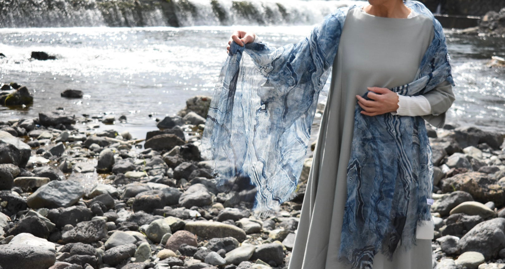 麻暖簾　天然灰汁発酵建て濃淡段染め 麻暖簾 天然灰汁発酵建て濃淡段染め 本藍の魅力 天然灰汁発酵